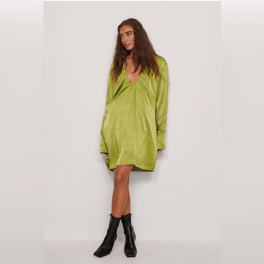 NA-KD Gathered Plunge Dress size 6
